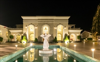 Angel Pond - Grand Lawn